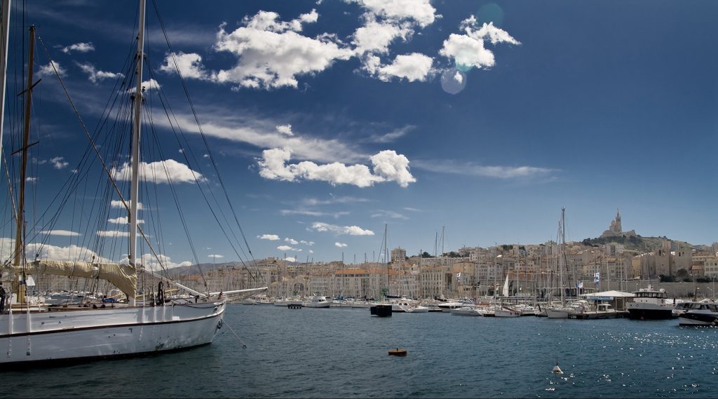Photo du Vieux-Port de Marseille, avec vue sur Notre Dame  de la Garde